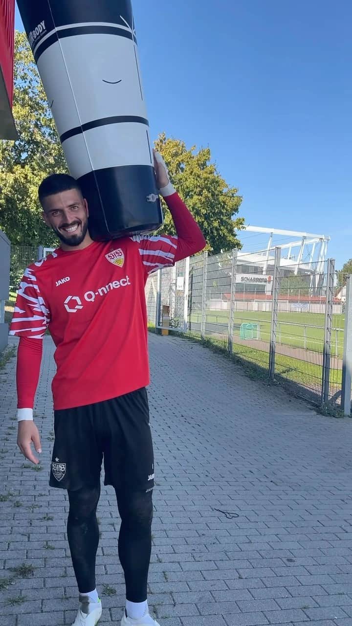 VfBシュトゥットガルトのインスタグラム：「Nein, Enzo - man darf nicht lügen! ☝️🤣 _  #VfB #vfbstuttgart #vfbstuttgart1893 #auscannstatt #furchtlosundtreu #VfBInsta」