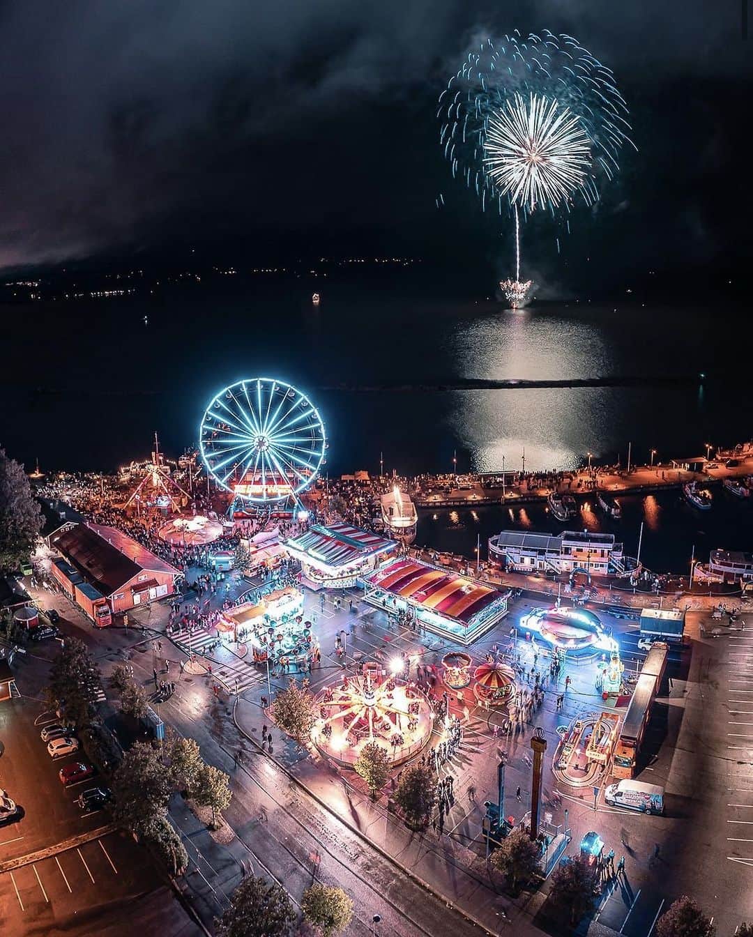 フィンランド政府観光局のインスタグラム：「先週末ラハティで開催されたカーニバル🎡 花火がパイヤンネ湖に上がりました。🎆　 . 📸 @joakkims Kiitos! 🙏 #visitfinland #ourfinland #visitfinlandjp #finland #北欧旅行 #travelgram #フィンランド #フィンランド政府観光局 #北欧 #travel #instatravel #travel #travelgram #travelling #traveler #旅したくなるフォト #旅行 #旅 #海外旅行 #travelphotography #旅 #visitlahti #ラハティ #花火  @visitlahti_official」