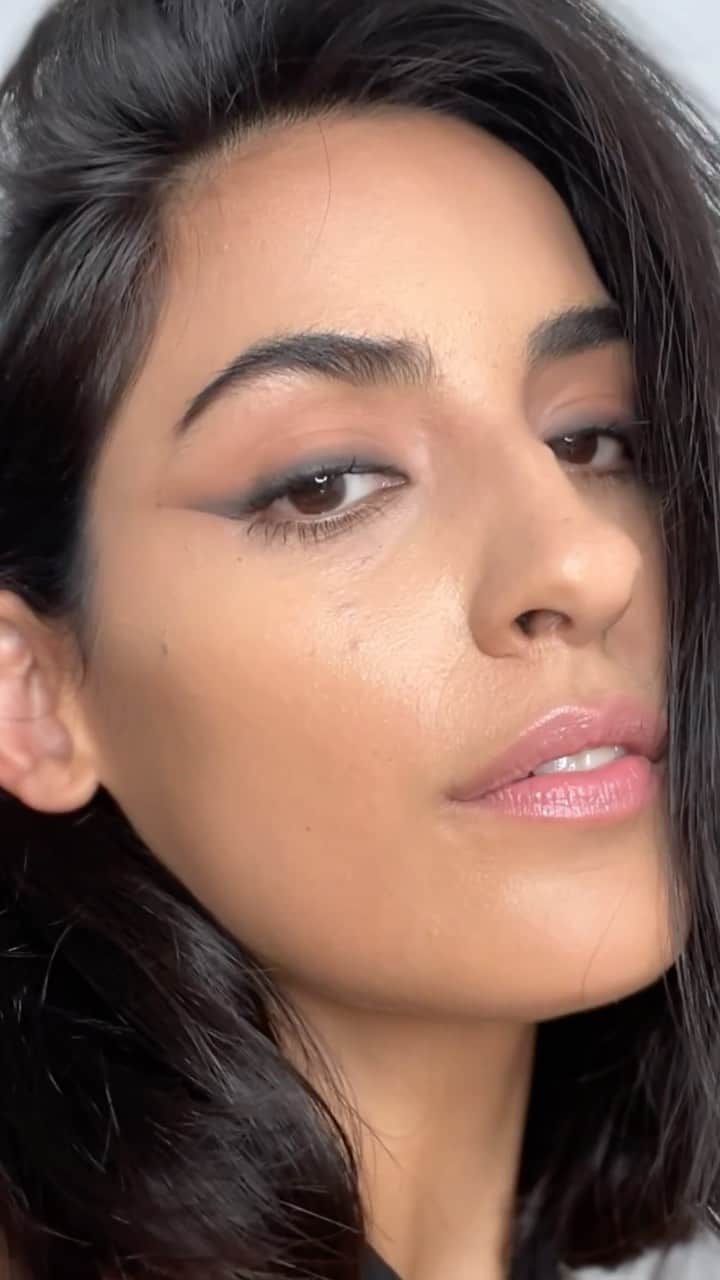 M·A·C Cosmetics BRのインスタグラム：「Não sabe que make usar no show de hoje? A gente te ajuda com essa inspiração de #LatteMakeup ! 😍 Uma make com delineado esfumado é marcante, versátil e super rápida de fazer ✨ Já salva a ref para reproduzir a make! ❤️   Produtos usados no Vídeo:  -Paleta de Sombras Connect In Colour Unfiltered Nudes  -Delineador Pro Longwear Fluidline na cor Blacktrack  -Máscara de Cílios M•A•C STACK   #ParaTodosVerem: A artista @anamariabravop anamariabravop, mostra um olho enquanto aplica uma sombra marrom escuro rente aos cílios, e desenha um delineado com um pincel chanfrado. Com uma sombra marrom escura ela esfuma o delineado. Com um pincel reto ela corrige o delineado com um corretivo. No final ela aplica a máscara de cílios.」