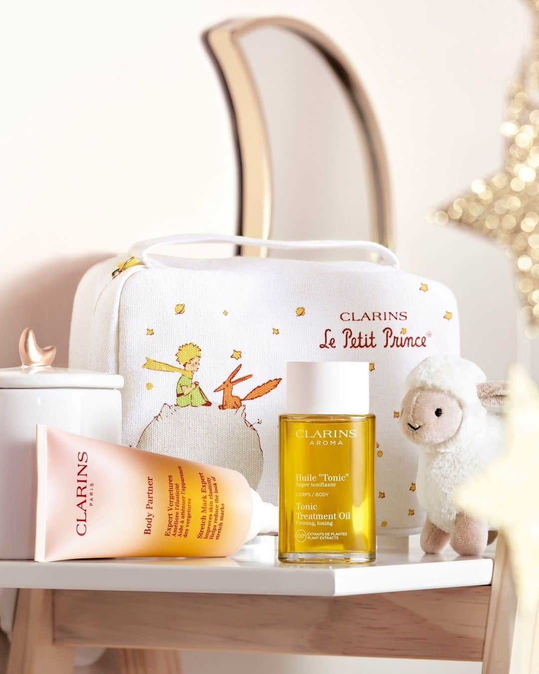 Clarins Franceさんのインスタグラム写真 - (Clarins FranceInstagram)「Donnez la vie en beauté 🦊⁣ ⁣ Retrouvez les essentiels Clarins pour les futures mamans ainsi qu’un doudou pour bébé dans ce coffret Le Petit Prince en édition limitée ! ⁣ ⁣ Rendez-vous en boutique ou sur notre site pour le découvrir 🙌 ⁣ ⁣ #Clarins #LePetitPrince #PetitPrince #AntoineDeSaintExupery ⁣ ⁣」9月8日 0時00分 - clarinsfr