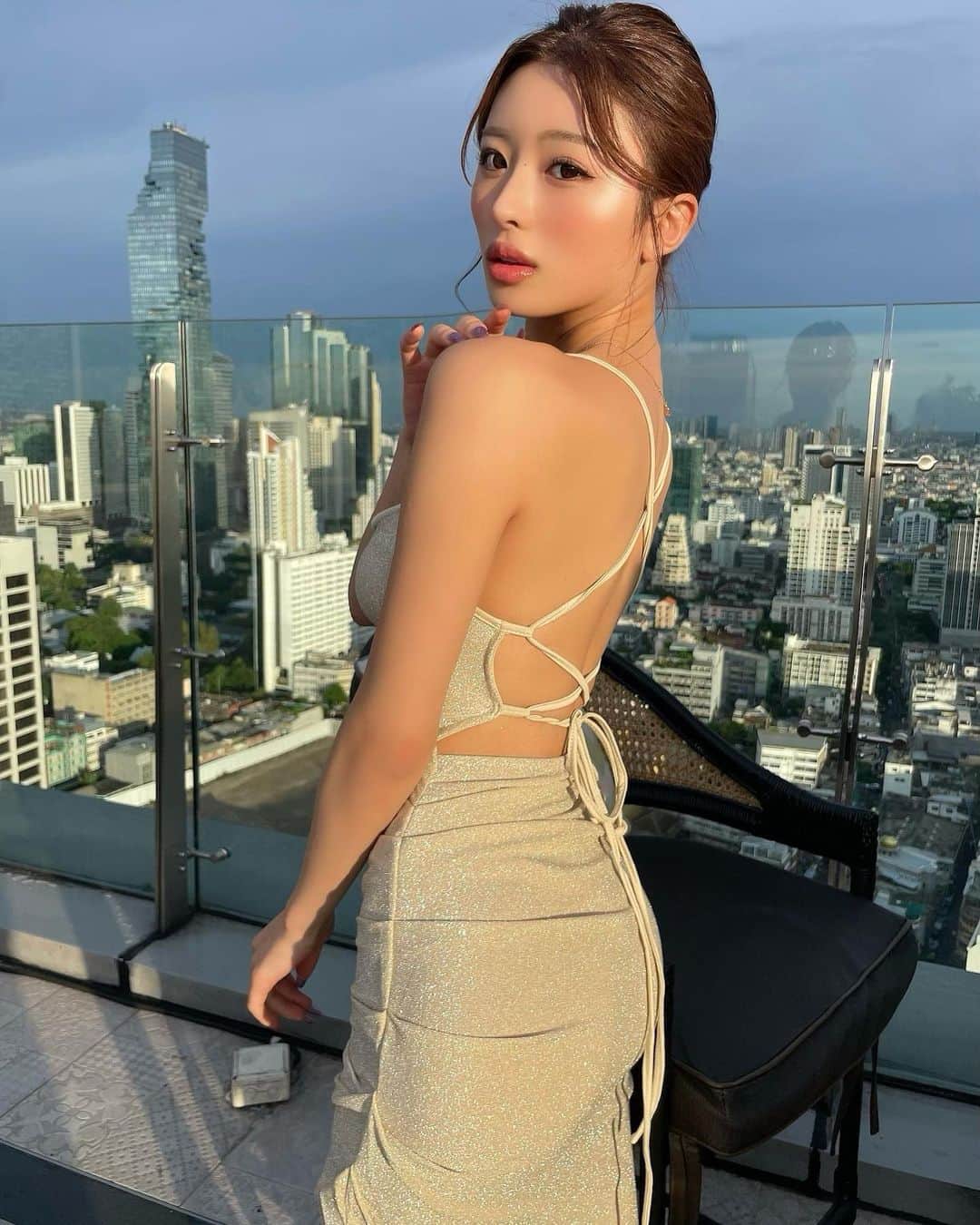 MIYABIのインスタグラム：「目合ったね🤭🤍  夢で会おうね🌼✨💤  #cyberjapan  #サイバージャパン  #ミヤビーム  #バンコク旅行」