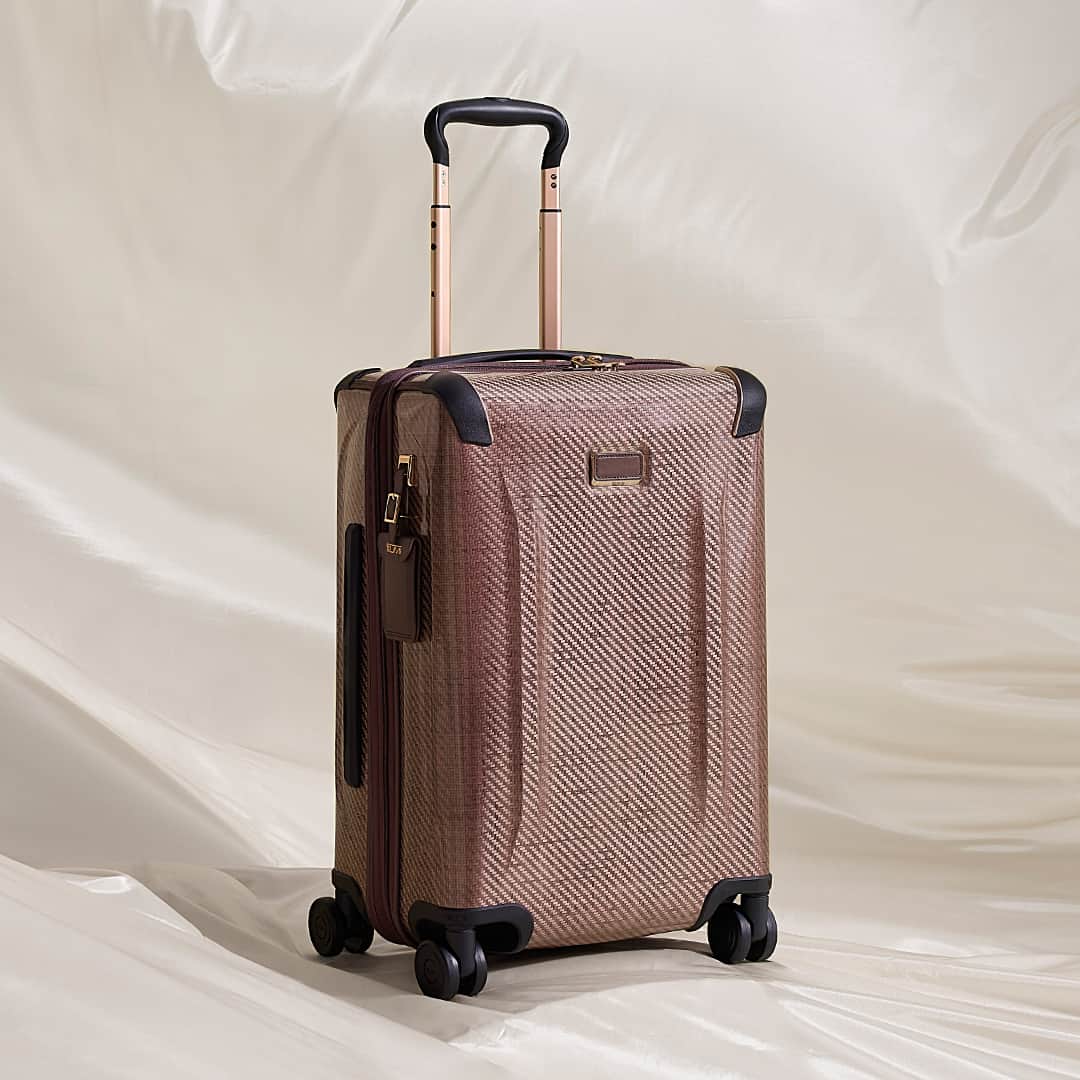 のインスタグラム：「Sleek, stylish, and strong. Tegra-Lite® with rose gold hardware brings a unique touch to @reneerapp's every adventure.   #TUMI」