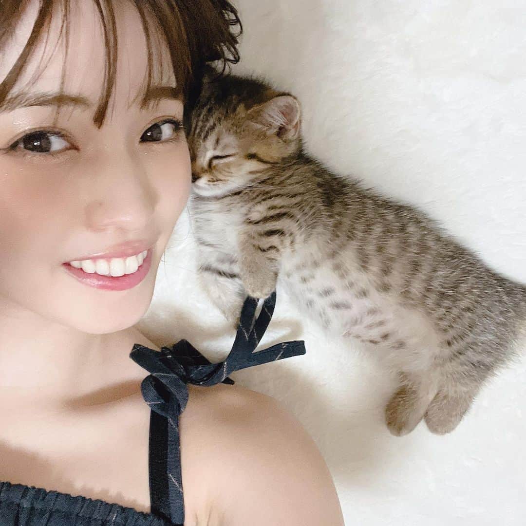 村島未悠のインスタグラム：「妹ができてメロメロです🐈 よろしくね、おんぷちゃん♡」