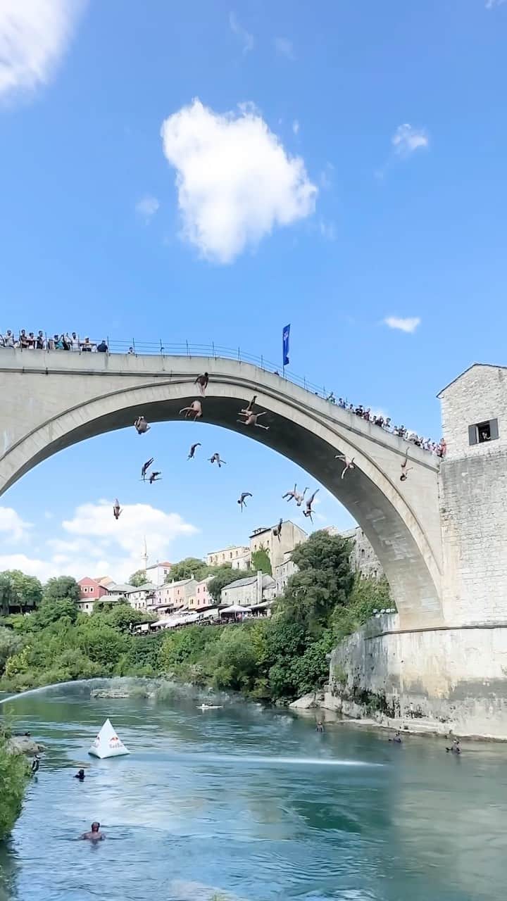 レッドブルのインスタグラム：「when cliff divers’ plans make it out the group chat 🤝  🗓️ LIVE Saturday, September 9 ⏰ 3:30 PM CEST | 1:30 PM GMT 📺 on Red Bull TV, Facebook & YouTube @redbullcliffdiving 🇺🇸 exclusively on @espn+ in USA  #redbull #givesyouwiiings #redbullcliffdiving #cliffdive #diving #swimming」