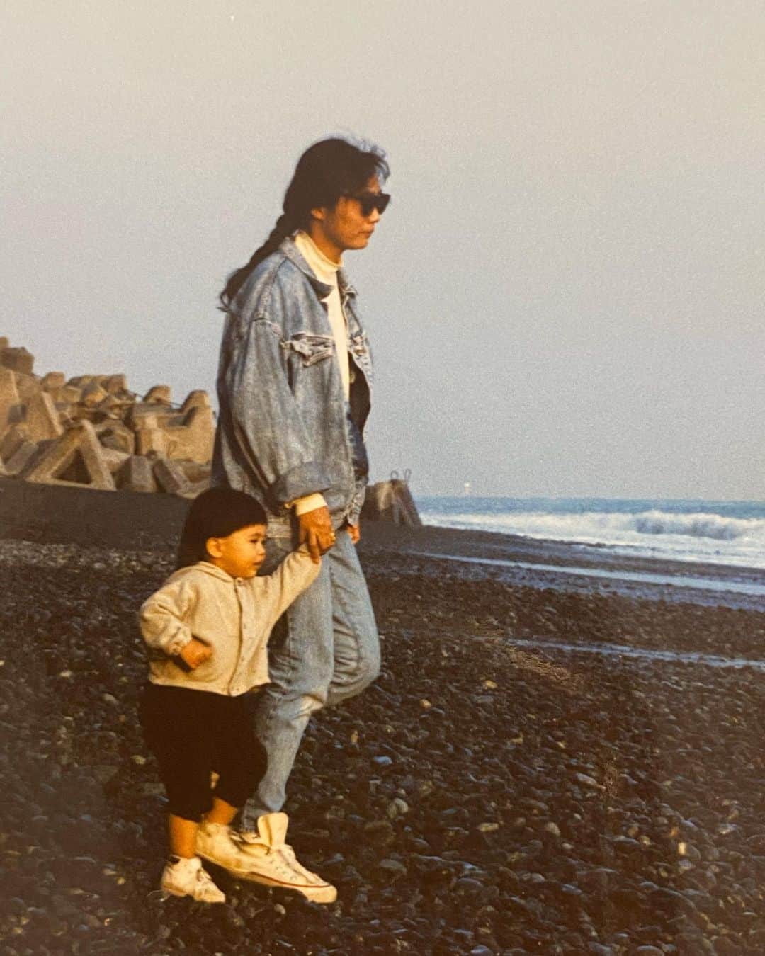 山本いさ奈さんのインスタグラム写真 - (山本いさ奈Instagram)「あなたがこれまで生きてきた68年という時の中で、私と一緒に過ごす時間が大人になるにつれ短くなる事への焦りが年々増していく。 どれだけ時間が経つのが早いのか 母親の歳で思い知らされるここ数年。 毎日毎時泣いて困らせていた赤ちゃんの頃がウソかのように、今では1ヶ月に1.2回しか顔を合わせなくなった。 そして嫌と言うほどハグしたり手を繋いだり包まれてきたその温かい手にとてもありがたみを感じる今日この頃。 おばあちゃん、かかを産んでくれてありがとう。 長生きしてね🩷 Happy Birthday My Love🌹  #0908 #母は偉大 #マザコン」9月8日 0時10分 - _____isana_____