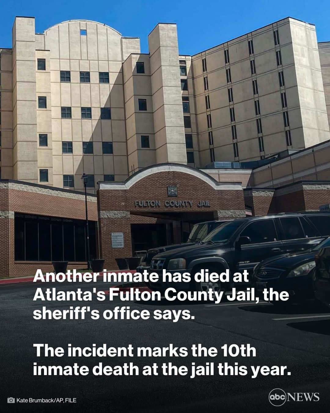 ABC Newsのインスタグラム：「The inmate was found unresponsive in his cell at Atlanta's Fulton County Jail and was taken to the hospital after jail staff attempted "lifesaving measures" to revive him, officials say. MORE AT LINK IN BIO.」