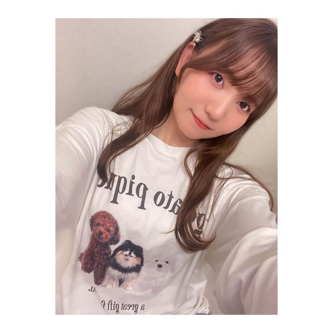 和氣あず未のインスタグラム：「今年もお誕生日がきました * * * * * * お祝いメッセージたくさんありがとう〜〜！☺️ 産まれて29年たってしまったのか…早いな… * * 今年もいろんな事があったけれど 私自身としては変わらなきゃなぁと思うところと、 変わらないでいたいなぁと思う部分がいっぱいありました！ ずっとずっと何も続かなくて、何に対してもすぐ飽きちゃって、貪欲じゃない私(食に対しては欲深いけど。)がコレは頑張りたい！と思えたのが声優の仕事で、 仕事始めてからすごく自分がキラキラになれた感じがして、 こんなにたくさんの人に応援してもらえて 贅沢な人生を過ごしてしまったなぁ…とずっと思ってます笑 本当にありがとね🌻 * * アニメやゲームもたくさん収録させてもらってて 早くみんなに発表したいーといつも思ってるよ〜！ 最近はバタバタしててあまりsns投稿できないのが申し訳ない * とりあえず再来週のウマ娘ライブがあるので 体調に気を付けながら元気よく頑張るよー！ みんなも体調気を付けてー！！！！！！！ * * 去年は胃腸炎のためトイレで誕生日を迎えたけど 今年は健康な身体で迎えられてそれだけでスタートが良いです」