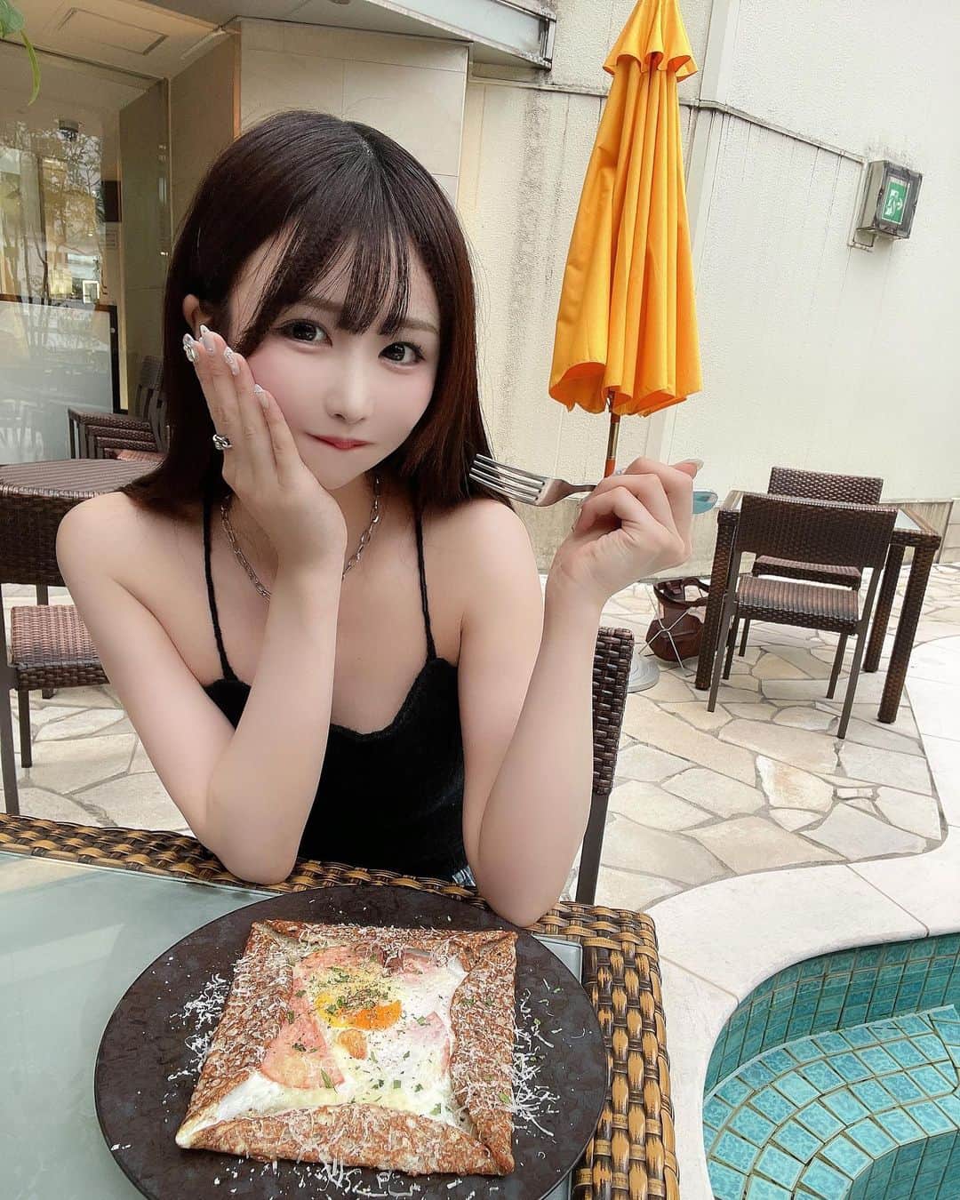 平林萌愛のインスタグラム：「ガレット久しぶり美味しかった🥰🍴  テラスにプールもあって 素敵なカフェだった🪴🤍 東京のカフェ巡り楽しい💕」