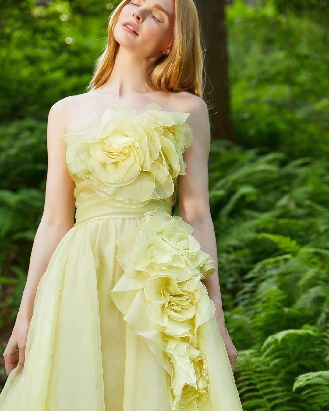 Marchesaのインスタグラム：「Embody golden hour in the strapless textured organza softly draped A-line gown with cascading 3D flowers. #Marchesa #Re23Marchesa」