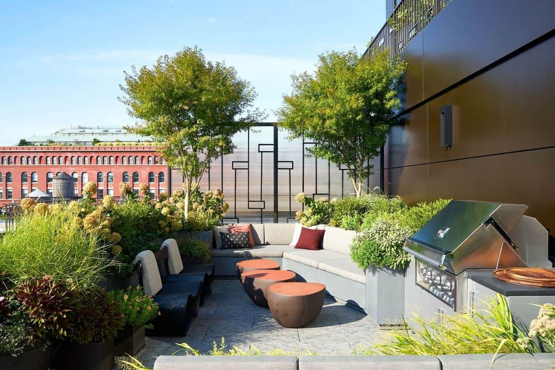 ELLE DECORのインスタグラム：「If the past three years have taught us anything, it’s that private outdoor space—especially in major cities—is worth its weight in gold. So when landscape designer Stephen Eich of Hollander Design (@hollander_design) was tapped to transform a sprawling terrace just off the living room of a Greenwich Village duplex penthouse into a lush oasis, it became clear that it had to be pitch-perfect for family gatherings and entertaining. Challenge accepted. Eich, working alongside interior designer Heather Wells (@heatherwellsinc_ ), prioritized blush, peach, and purple hues in the plantings—a departure from the typical white-and-green New York City garden look—via agastache, lavender, and autumn joy sedum blooms, among others. Evergreen elements are incorporated to keep the colorful garden fresh year-round.   Click the link in our bio to tour the rest of this city penthouse. Written by @helmadden. Photographed by @joshuamchughphotography」