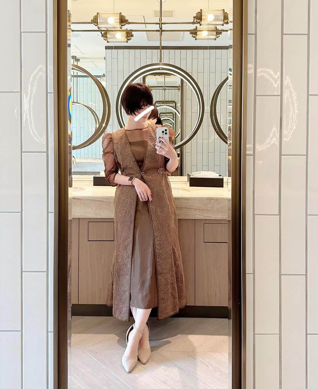 のインスタグラム：「𓂃     7月、はじめて友達の結婚式に 行ってきました🤎🤎  始終うるうる。(笑) もう感動しまくりの1日でした🥲✨ 幸せのお裾分けをありがとう🫶     𓂃  #結婚式 #お呼ばれ #結婚式コーデ #お呼ばれドレス #leja #ドレス #お呼ばれコーデ #二次会ドレス #結婚式お呼ばれ #大人コーデ #大人ファッション #キンプトン新宿東京 #東京 #新宿」