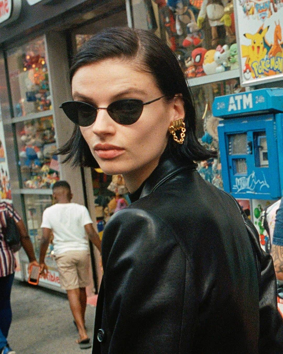 オリバーピープルズのインスタグラム：「Urban density. 1998C. @khaite_ny @oliverpeoples」
