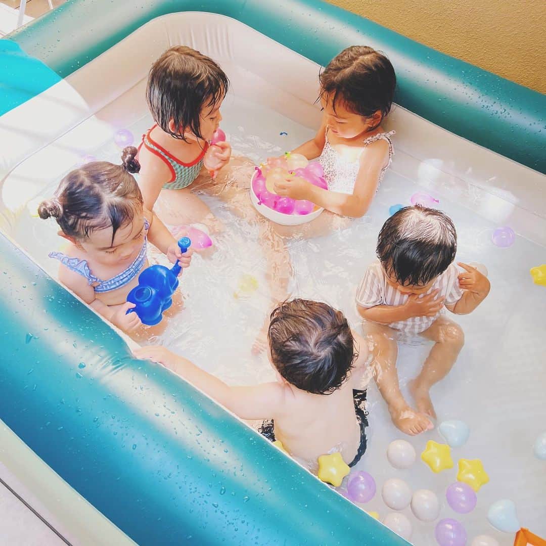 石野千尋のインスタグラム：「Summer pool party 🛟🚿🍉 @noconocoyuki ‘s private garden!  プールしてお昼寝しておやつ食べて、夜ごはんもみんなで。おかげで帰り道に2人とも爆睡。ワンオペdayも楽しい仲間のおかげで思い出に残る1日となりました！  ご近所おゆき母さんありがとう @noconocoyuki   リールに動画もアップしました🎥♡  娘と息子の水着は @ryleeandcru.japan 👙  #summer #pool #party #kidsparty #garden #pooltime #photographer #kidsphotography #kidsfashion #なつやすみ #プール #4歳 #1歳」
