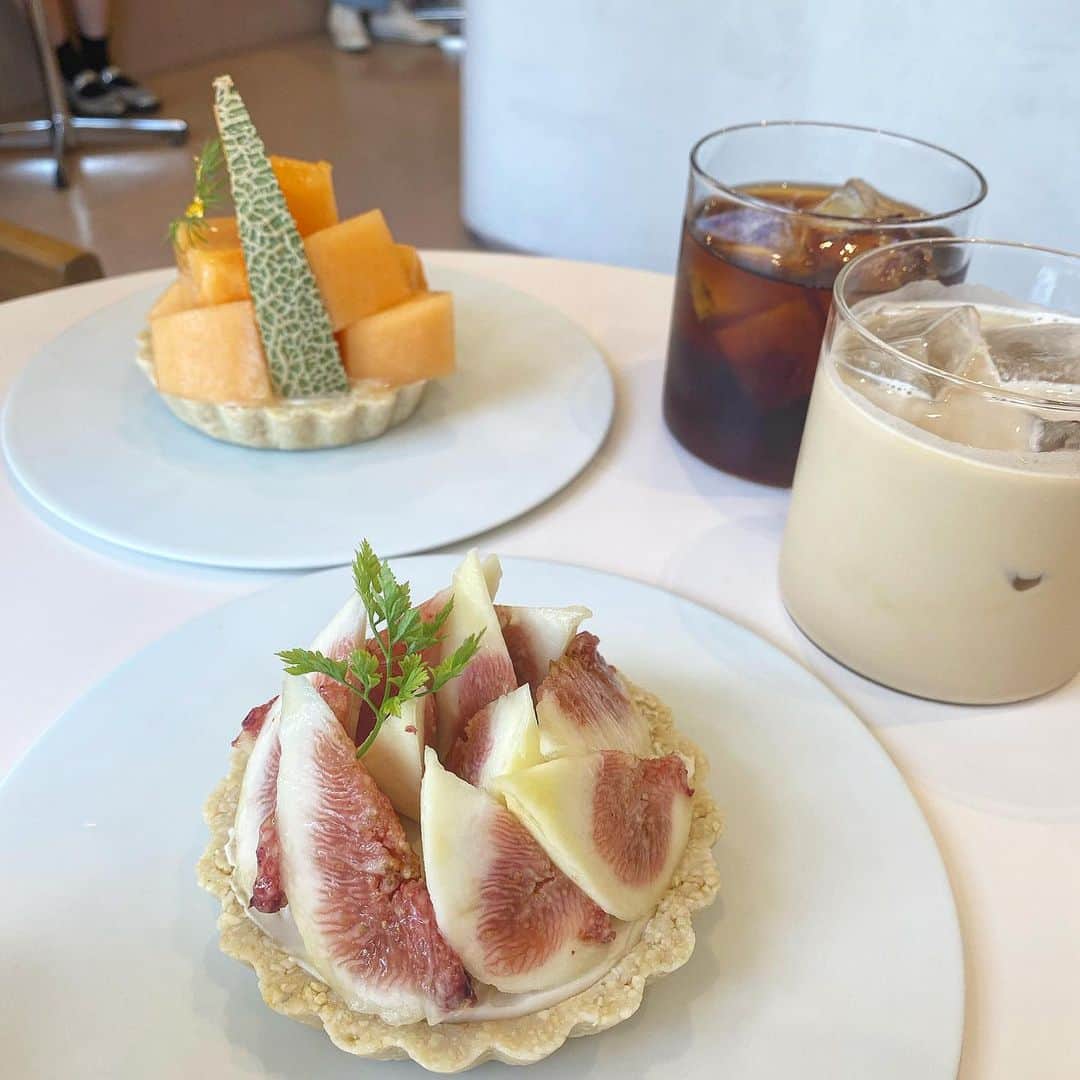 のインスタグラム：「． ． ． 行ってみたかったカフェ POSH(@posh_raw ) ． ． フルーツタルトが美味しくて 感激でした🤤 また他のフルーツも食べたい！ ． ．  #カフェ  #タルト #フルーツタルト #posh」