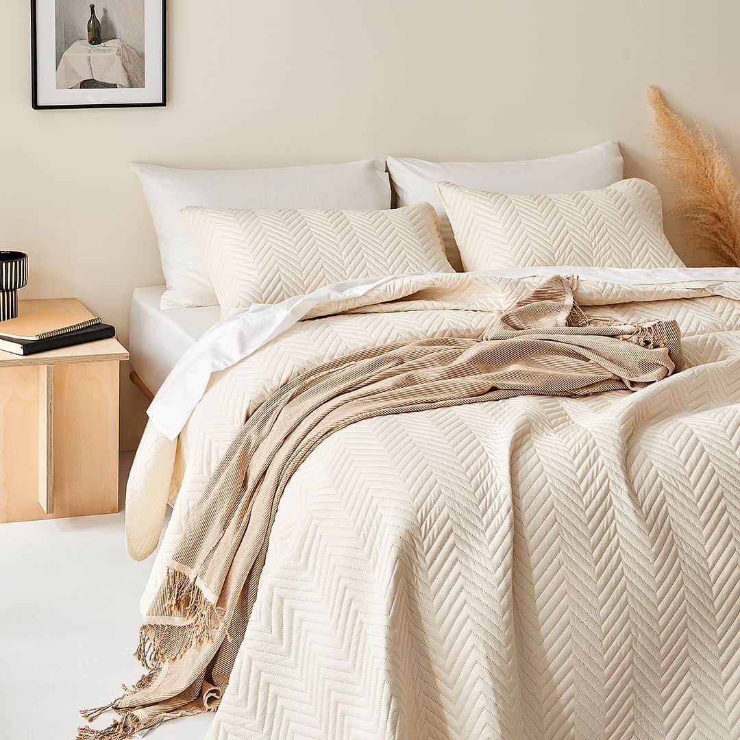SHEINのインスタグラム：「Give your space a fresh SZN makeover with crisp colors and earthy aesthetics that are simply unbeLEAFable 🍂🥰 Which bedding would make you fall in love with your room all over again? 👇  🔎3163455 9875247 21994445 21994367 21994458 12169322 2159487  #SHEIN #SHEINforAll #SHEINstyle #fashion #chic #saveinstyle #SHEINhome」