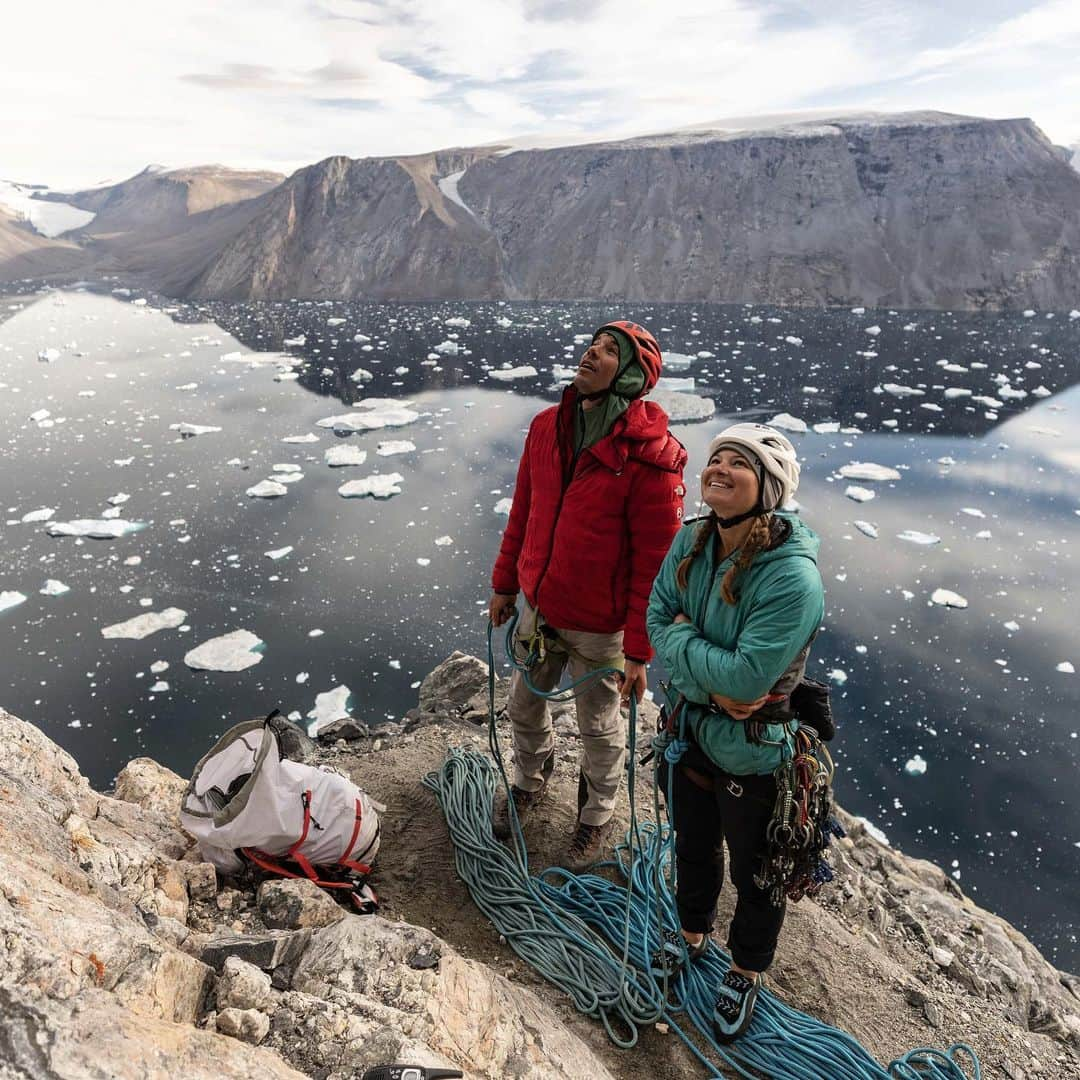 ヘイゼル・フィンドレーのインスタグラム：「My speaking tour is well underway with 3 nights down and 9 to go. I’ve thought a lot about performance this year (having written a course on performance in climbing) and the same tools and strategies can also be used for public speaking. As someone who often feels a bit socially under-confident, introverted and tends to get my energy from alone time, speaking in front of big crowds isn’t my natural habitat.   But I’ve used two helpful mindset shifts this year:  1️⃣ The first is to believe that everyone in the crowd is my comrade. They are my friends, well wishers and they have equal measures of good will for me as I do for them.   2️⃣ The second is that it’s not my job to control their perceptions of the talk. It’s my job to express myself as I’d like to and it’s their job to judge the talk as they please.   I think there are a few tickets left for the other 9 events (in the UK 🇬🇧) if you’d like to come 😊   Photo from the trip to Greenland which I share stories from in my talk. Photo @pablo_durana 🙏」