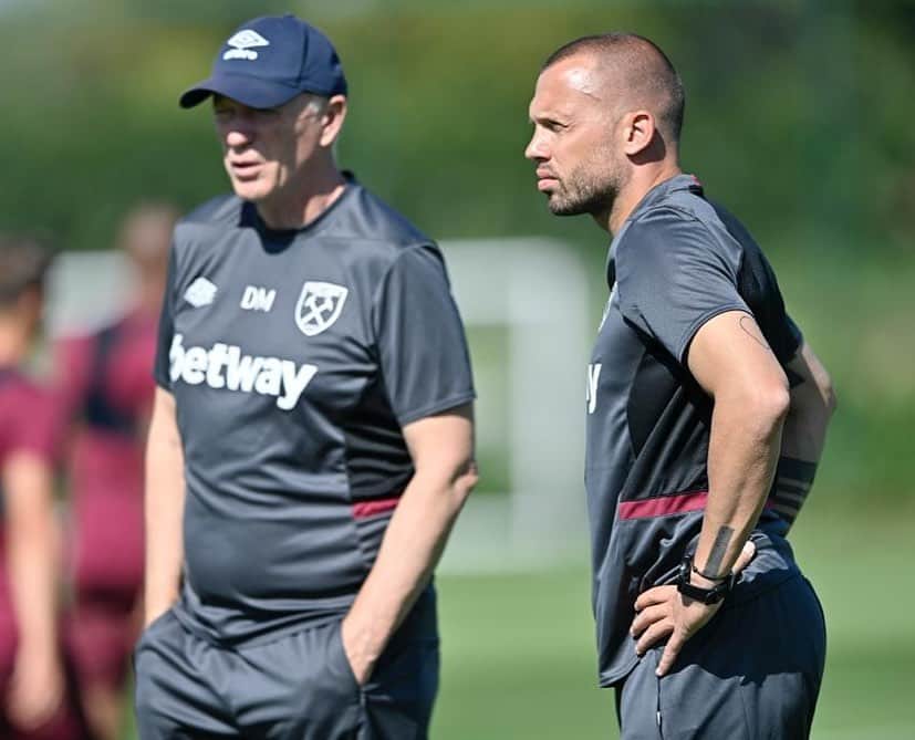 ヨニー・ハイティンハのインスタグラム：「Happy to be here @westham. Proud to be part of the club and staff ⚒️ Looking forward to the Premier League, Europa League and all cup matches coming up.」