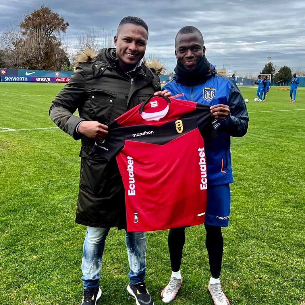 のインスタグラム：「¿Nuevo fichaje para cumplir el sueño del ascenso? 👀😂🤪  Todos los hinchas que apoyen comenten un 🙌🏽   . #av25clubdeportivo #av25 #futbol #futbolecuador #argentinaecuador #partido #fef #seleccionecuador #antoniovalencia #ennervalencia #deporte #deportista #ecuatoriano」