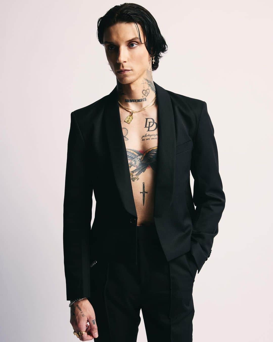 アンディー・ビアーザックのインスタグラム：「BVB & VV tour starts on Sunday 9/10 in Louisville! See you there🖤⁣ 📷 @jonathan.weiner ⁣ MUA @nikkinouvelle ⁣ Wardrobe @phixclothing」