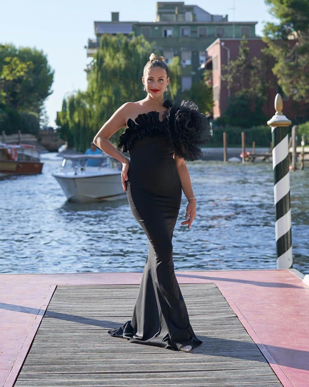 PINKOさんのインスタグラム写真 - (PINKOInstagram)「When she moves around, she dances. @virnatoppiofficial is a vision in her custom-made black #PINKO dress at #Venezia80! #PINKOStars」9月8日 0時37分 - pinkoofficial
