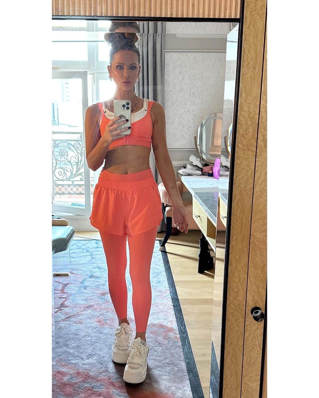 ケイト・ベッキンセイルのインスタグラム：「@one_personal_training @alo 🧡」