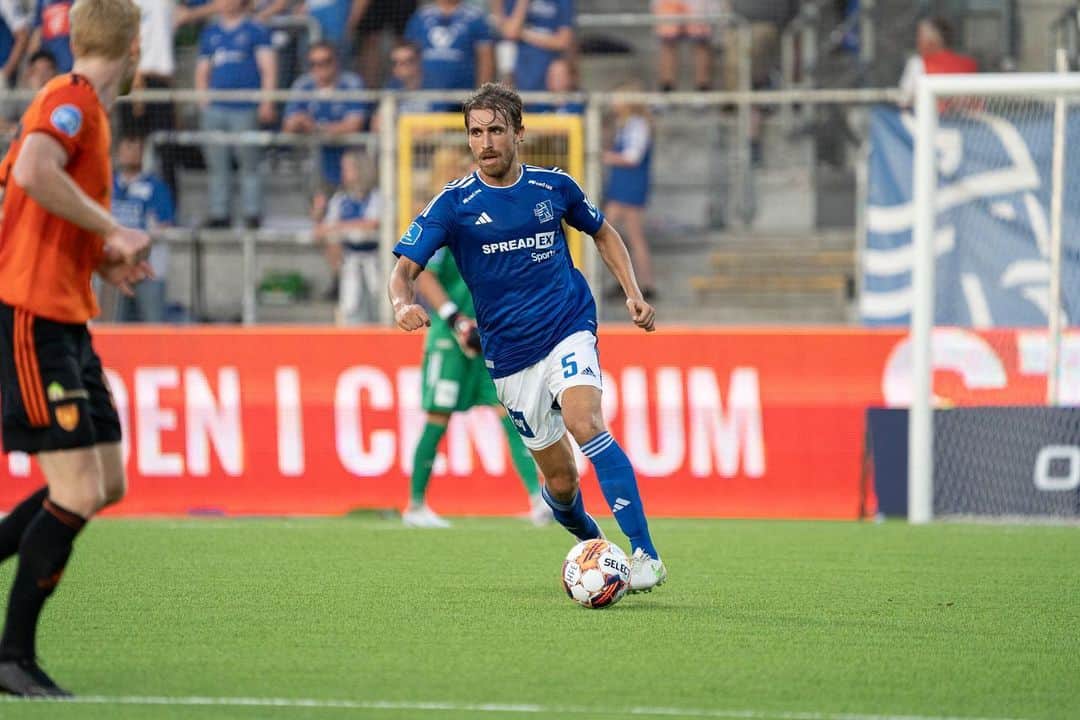 マルク・ムニエッサのインスタグラム：「To the next round🏆💙⚽️」