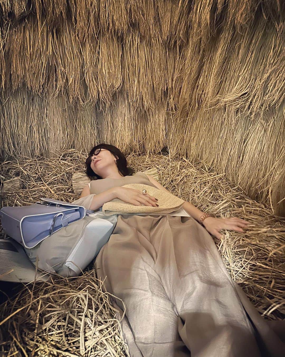 風間ゆみえのインスタグラム：「稲藁の匂い、 なんて優しい、ほんのり甘い、お日さまの匂いがした。  都会のど真ん中で、全く異なる次元の空間に寝転んで身を委ねると、懐かしい気持ちに心が解ける。私の昔噺に稲藁に戯れていた記憶はないけど、DNAに刻まれた古の記憶なのか、とても落ち着き呼吸が深くなった。  一晩、一時間で良いからこのまま無心でいたいという気持ちに駆られる。 身体が軽くなる、なんて柔らかくてあたたかい。  稲藁のおふとんは、手作業で柔らかな部分をわけているそうで、少しもちくちくしたりしないで痛くないんです。 これは一年のうちに数回取り替える程度で、取り替えたものはまた土に返す循環で成り立つ古の寝具ですね。 自然にあるものが今は、尊い存在になっているのだと実感します…  衣食住がとてもシンプルで、今の言葉を使えば、昔の人々は究極のミニマリスト。"何もない贅沢"が古の時のなかに広がっているんだなぁと思いながら、それもまた、この表参道という都会の喧騒のなかにあることで、浮き上がり見ることが、感じることができる大切なものだとも思いました。  私の暮らしは忙しなくあることも多いのですが、私たち生きものは自然とともにあること、四季は巡り、道端の花に季節を告げられたり、朝の陽のあたたかさを瞼に感じたり、旬の食材をいただけることに感謝をしています。歳を重ねるごとに"生き方"というものを考えるようにもなって、近頃は自然欠乏気味だったせいもあってかな、胸が膨らむとても良き時間でした。 @yurynomura  @eatripjournal @thelittleshopofflowers   「Life is beautiful : 衣・食植・住 “植物が命をまもる家となり、命をつなぐ食となる”」  素敵な展覧会をありがとう✨」
