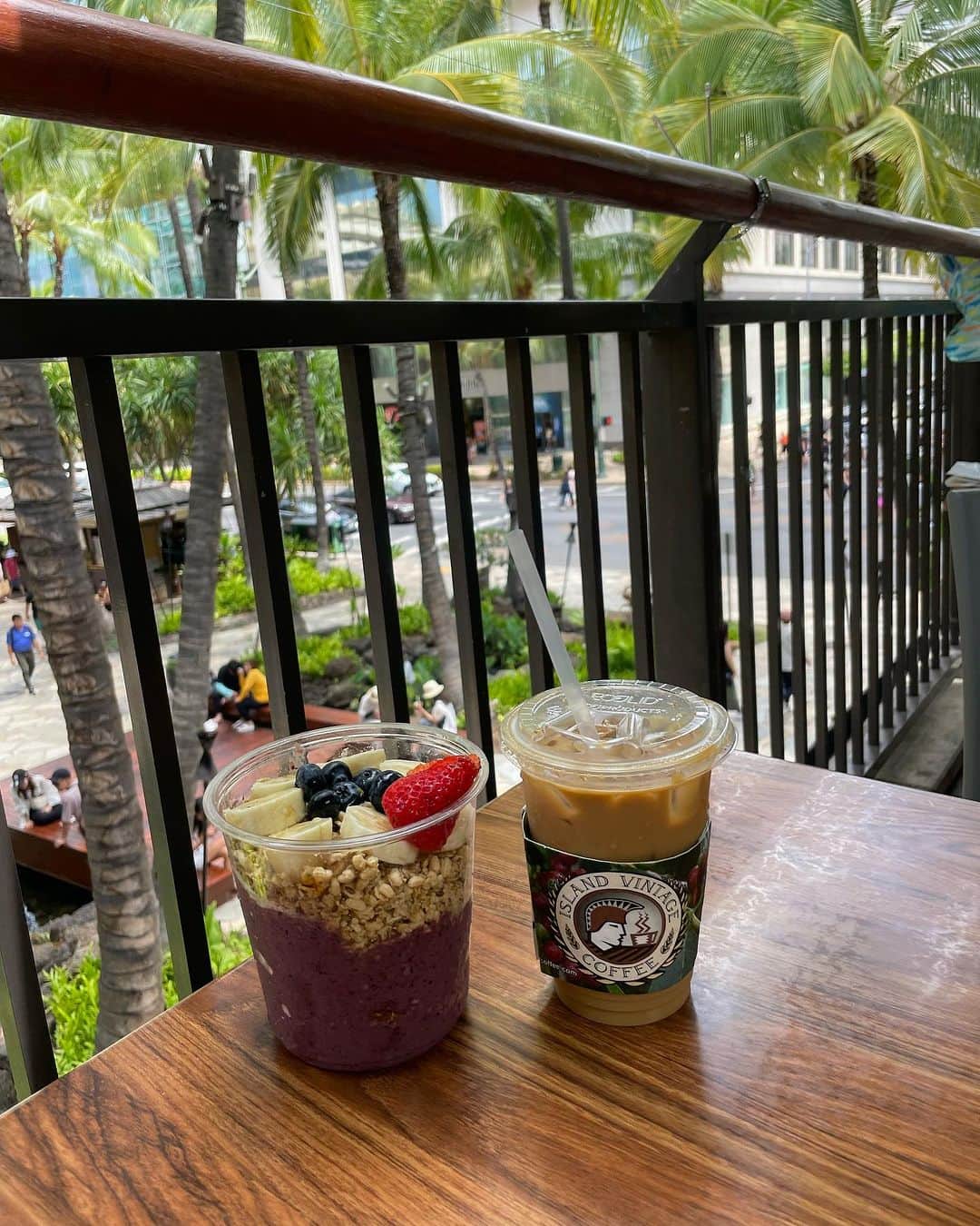 Aoiさんのインスタグラム写真 - (AoiInstagram)「ハワイでは毎日コーヒー飲むために 色んなコーヒーショップへ☕️ 東京にも色んな店舗がある @islandvintagecoffee   ロイヤルハワイアンセンター店はいつも行列だったけど アサイーボウル食べたくて並びました🍓  #hawaii #ハワイグルメ#アイランドビンテージコーヒー #ハワイカフェ#ホノルル」9月8日 0時44分 - aoioa