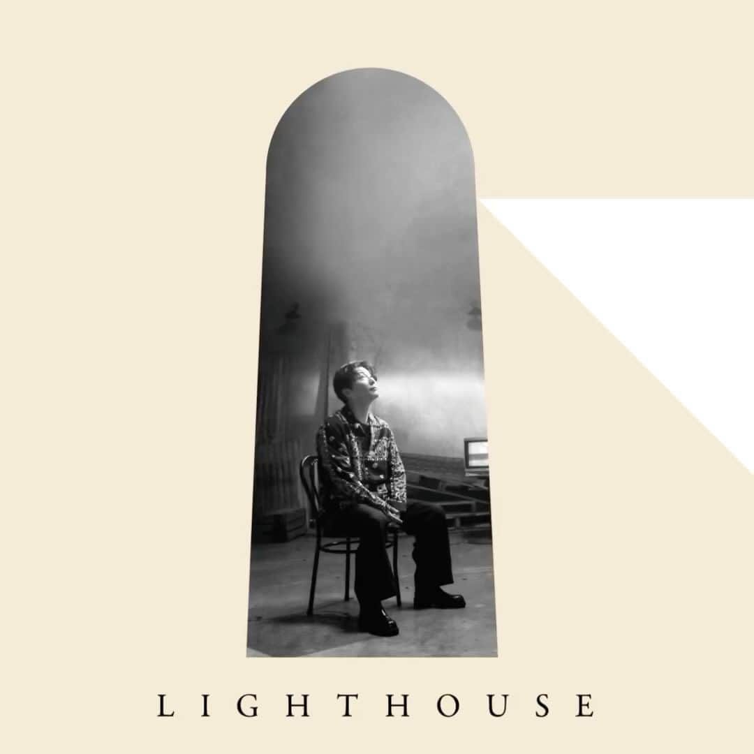 星野源のインスタグラム：「新作EP「LIGHTHOUSE」がリリースしました。 僕は暗い歌を作るのが好きです。闇や絶望を歌うのが好きです。心がしんと静かになって、落ち着くからです。寒い日に暖かい毛布に包まって、雪が降る窓の外を眺めているような気分になります。 そんな静かな心で作った、サウンドや景色の異なる6曲入りEPです。ぜひNetflixシリーズ『LIGHTHOUSE』、そして同時に作っていたもう一つの新曲「生命体」と共に、楽しんでいただければ幸いです。  感想は #星野源_LIGHTHOUSE まで。  My newest EP, "LIGHTHOUSE," is out now. I like writing dark songs. I like singing about darkness and despair because it makes my heart quiet and calm. It’s as if I’m wrapped in a warm blanket on a cold day, looking out the window at the falling snow. I made this EP with that feeling in mind. It has 6 songs with different sounds and scenes. Please enjoy them along with the Netflix series "LIGHTHOUSE" and another new song, "Life," which I was working on at the same time as this EP.  全新EP《LIGHTHOUSE》發行了。 我喜歡創作暗黑歌曲，歌頌黑暗與絕望。 這讓我心情寧靜、安定。 就像寒冷的日子裹著溫暖毛毯，凝視窗外雪景的心情。 這張EP收錄了六首不同音色與景色的歌曲。 請務必收看Netflix《心靈燈塔/LIGHTHOUSE》與另一首新歌〈生命体/Life〉。  신작 EP 'LIGHTHOUSE'가 발매되었습니다. 저는 어두운 노래 만드는 걸 좋아해요. 어둠이나 절망을 노래하는 것도 좋아합니다. 마음이 조용해지고 차분해지니까요.  추운 날에 따뜻한 담요를 두르고 눈 내리는 창밖을 바라보고 있는 듯한 기분이 듭니다. 그런 마음을 담아 각기 다른 사운드와 경치로 제작한 6곡이 포함된 EP입니다. 꼭 넷플릭스 시리즈 “LIGHTHOUSE”와 같은 시기에 제작한 또 하나의 신곡 '生命体/Life'를 함께 즐겨주세요.  #LIGHTHOUSE #GenHoshino #Netflix」