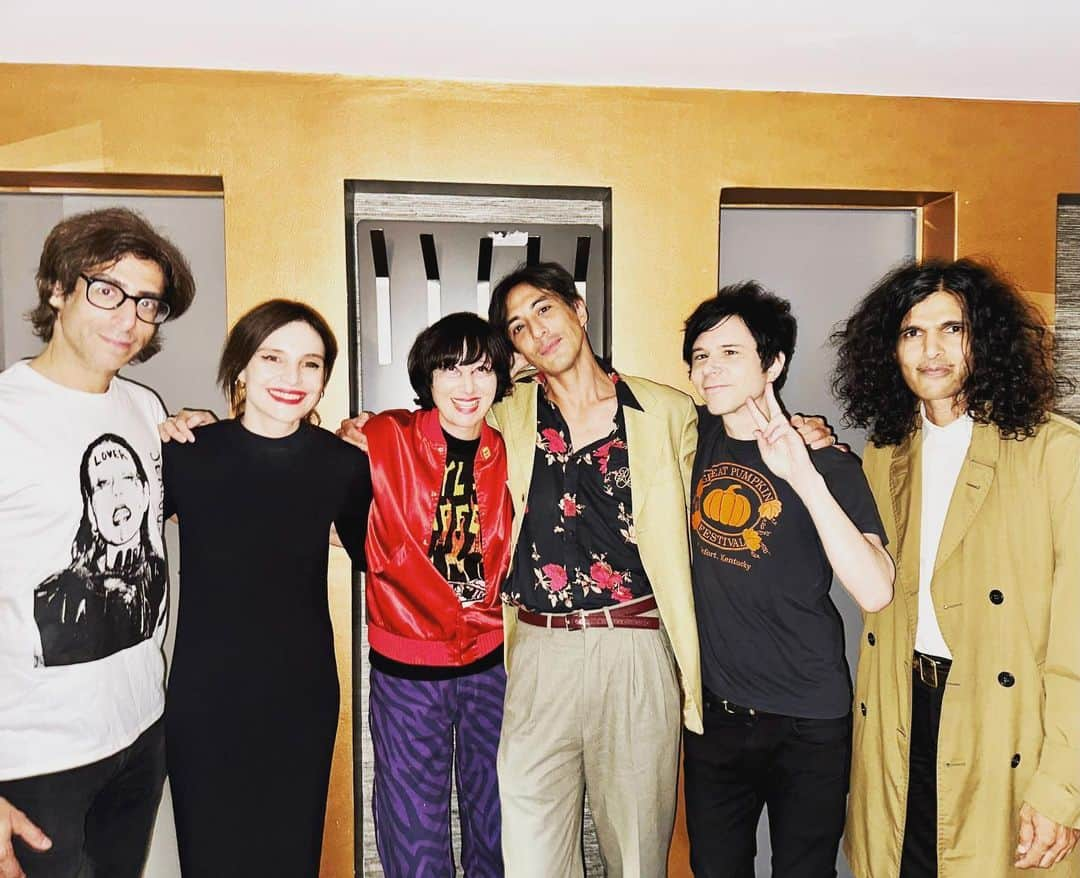 Karen Oのインスタグラム：「Euro clash group photo dump ❤️  Berlin, Mallorca, London, Cascais」