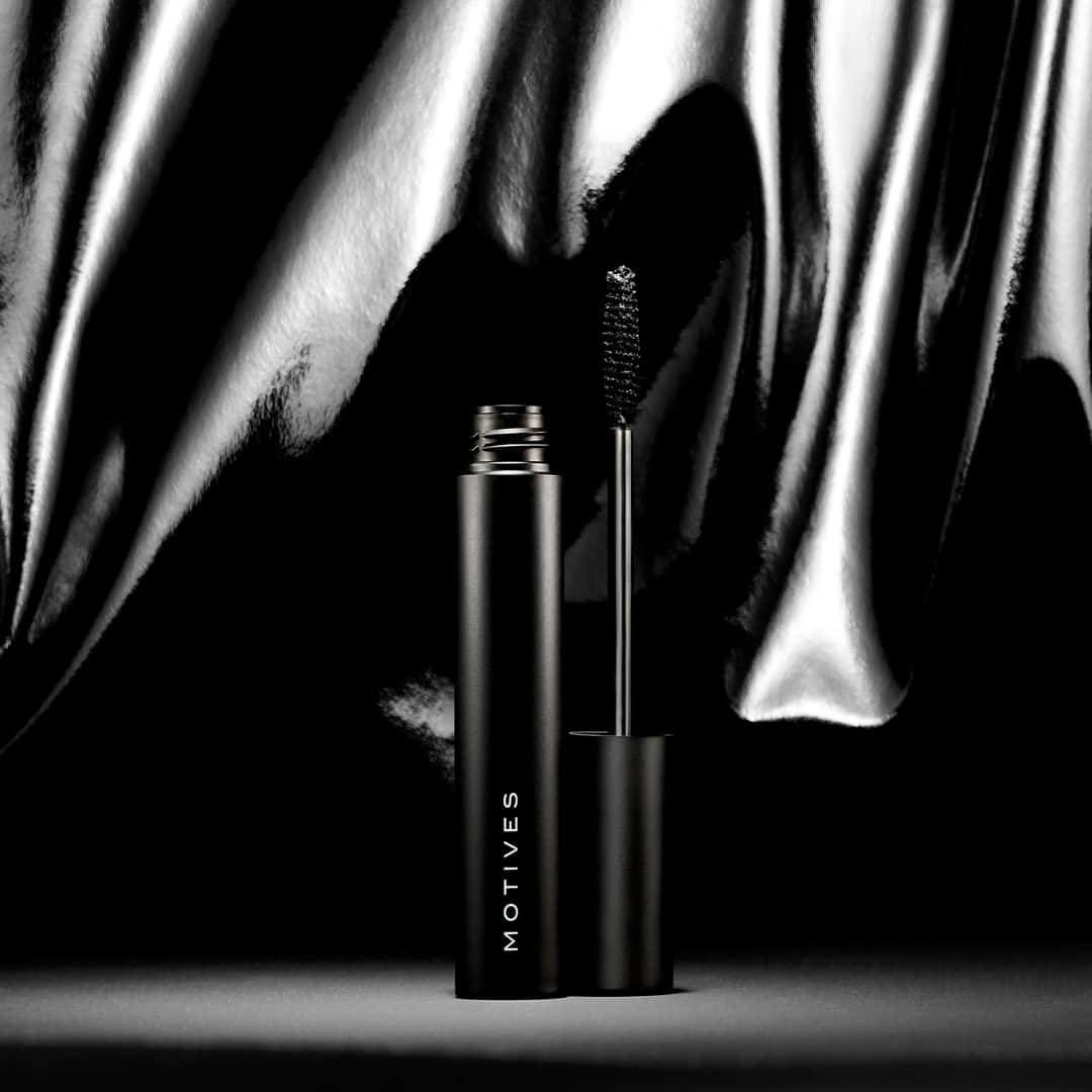 のインスタグラム：「The best part about our mascara: it's water-resistant, that means it hangs on tight all day long through humidity and sweat, but when you are ready for bed, it washes away with ease. It's the best of both worlds 🌍️ Tap to 🛒⁣ #mascara #trending #motives #cosmetics #lashes」