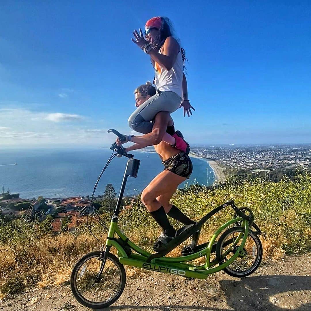 ジェシー・グラフのインスタグラム：「How do you stay motivated to do cardio?  Add inspiring people and ridiculous challenges! ☀️⛰️🍓 #ellipticalbike #bicyclebuiltfortwo #tandembike」