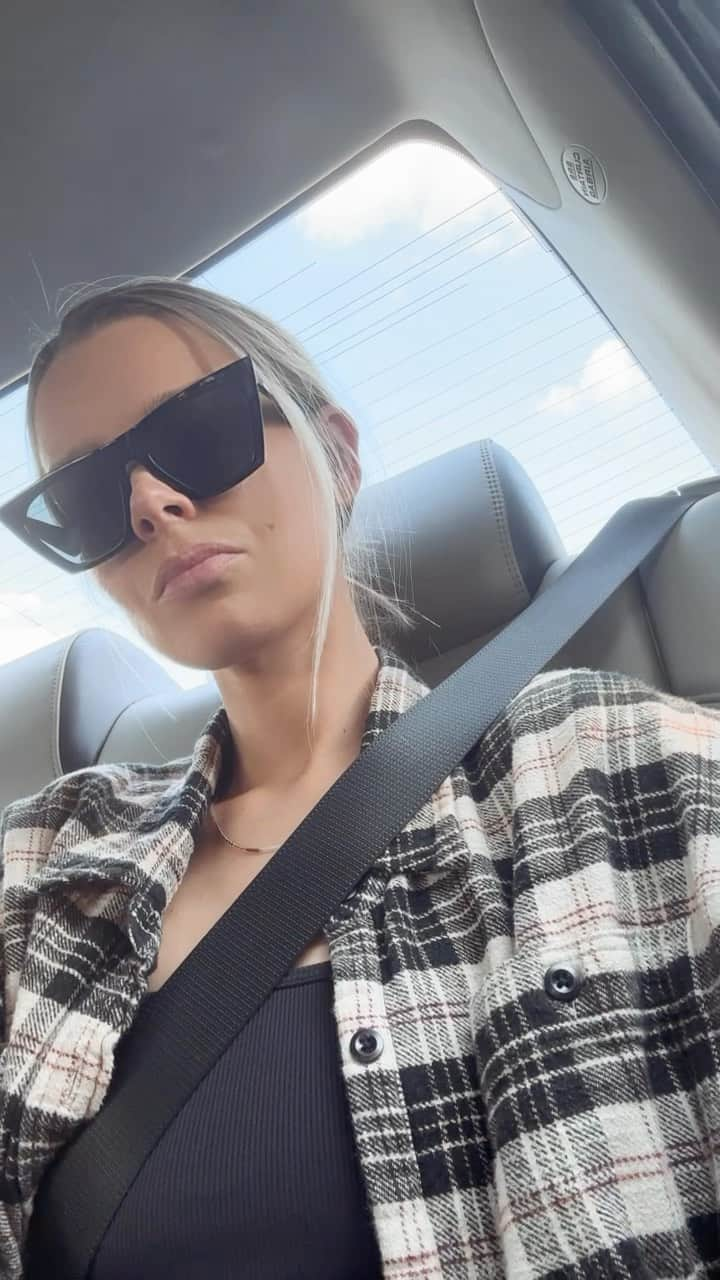 ダニエル・クヌッドソンのインスタグラム：「Im backkk🗽🚕 🔥 Bitter sweet , miss the hustle of NYC  Definitely don't miss the smells or the heat or the traffic  😝😅🙈」