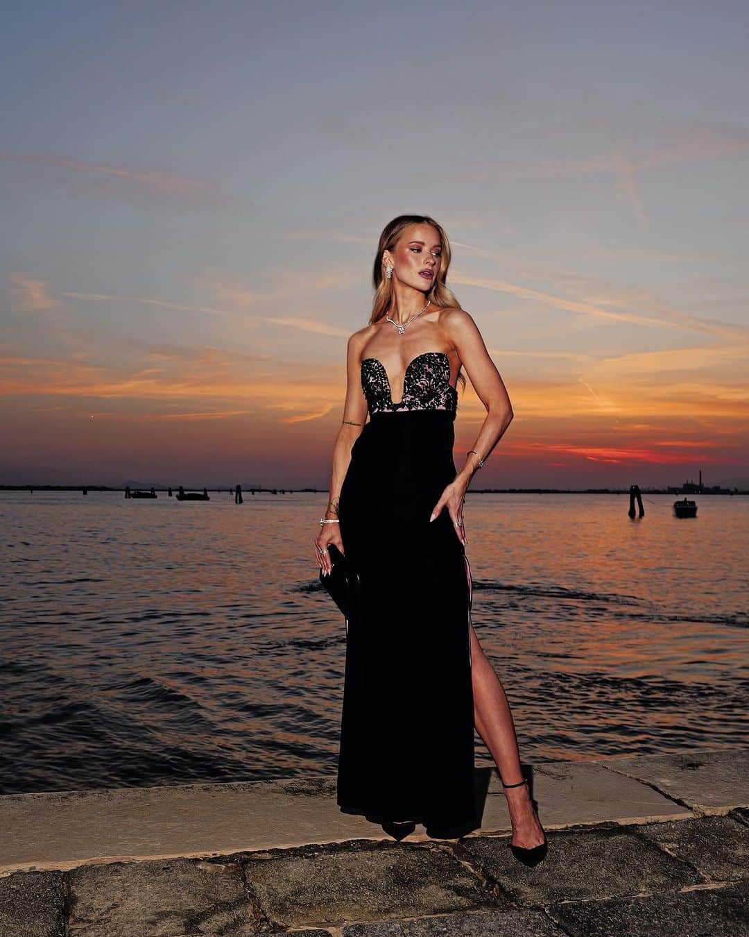 ビクトリアさんのインスタグラム写真 - (ビクトリアInstagram)「Final shots from Venice. Thankyou @armanibeauty and @giorgioarmani for the lifetime memories 🥹✨」9月8日 0時53分 - victoria