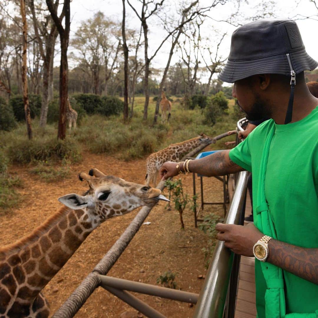 ファボラスのインスタグラム：「when I’m in town I like to check in wit the G’z 🦒🇰🇪 [shot by @drevinciwrks]」