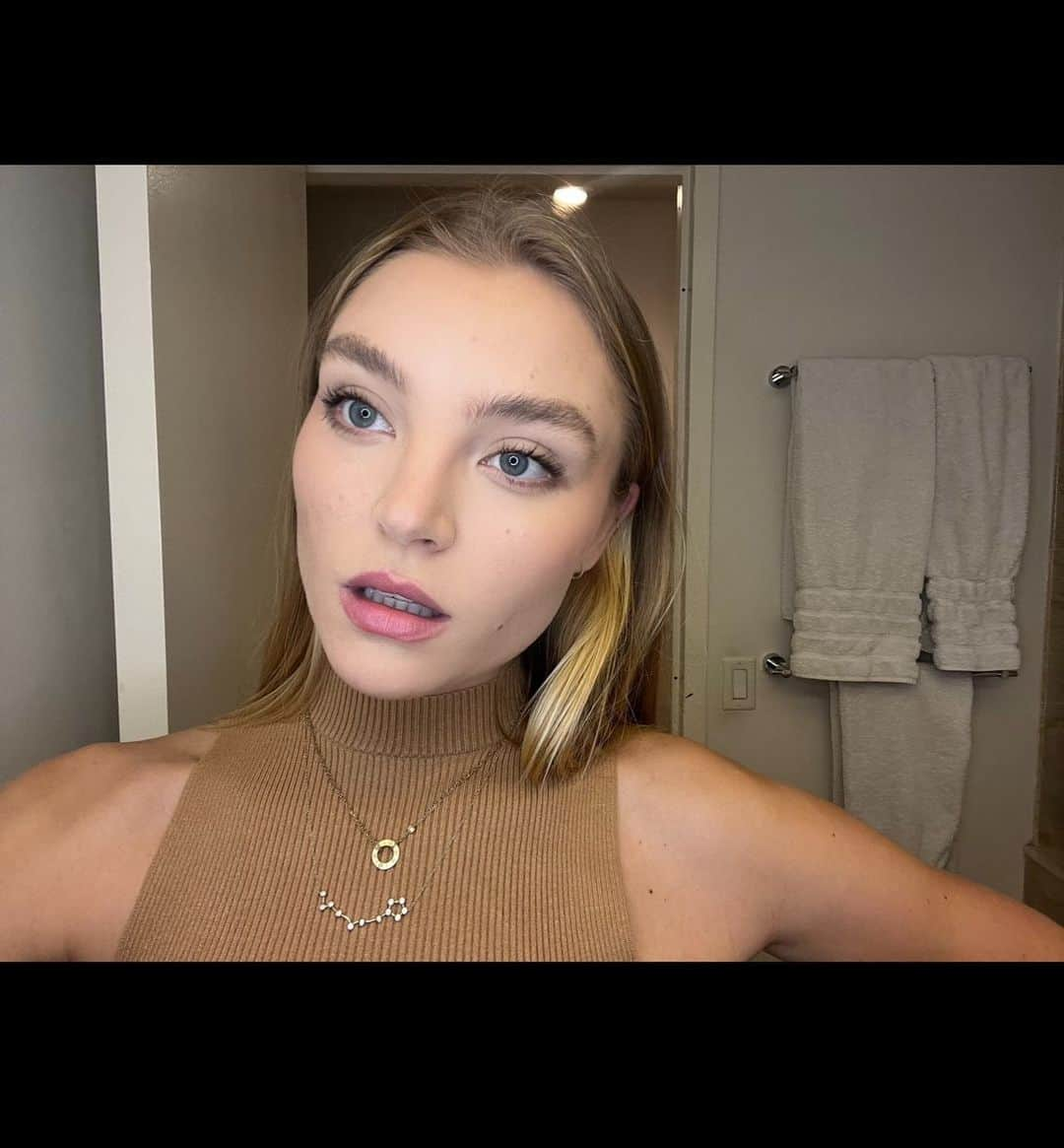 レイチェル・ヒルバートのインスタグラム：「Looks like a haven’t blinked in 5 minutes. 🙂🙂」