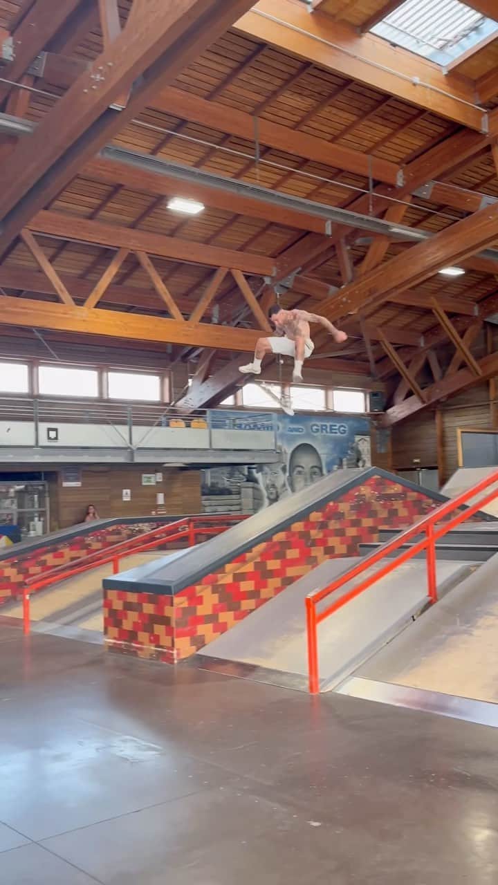 オーレリアン・ジローのインスタグラム：「@AurelienGiraud took OFF 😤  #MonsterEnergy #Skate #Skateboard #ActionSports」