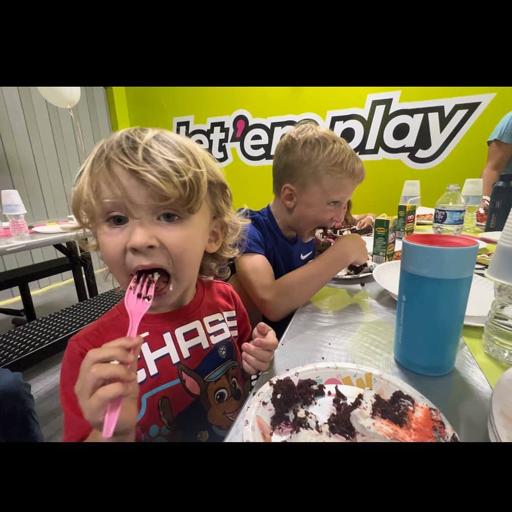 のインスタグラム：「Birthday party for Leo. Edu is in charge of quality control.」