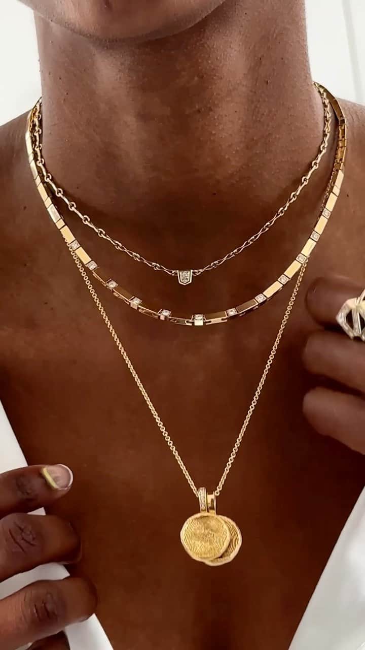 Harrodsのインスタグラム：「Nothing is as unique as a fingerprint. Carry loved ones close to your heart with #AzleeAtelier’s custom in-store service, where you can personalise jewellery with the fingerprint of someone special.  Find it in Jewellery on the First Floor.  #Harrods #HarrodsFashion」