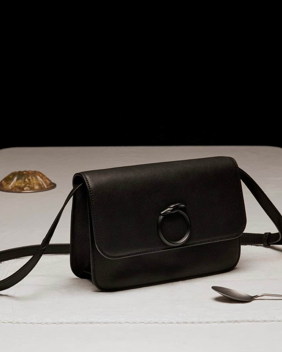 トラサルディのインスタグラム：「This season's new bags include the Demmi, an elegant everyday leather shoulder bag accentuated with a subtle tone-on-tone circular greyhound detail; and the Pali, a contemporary take on classic quilted bags featuring asymmetrical organic-form quilting. Available soon in stores and online.」