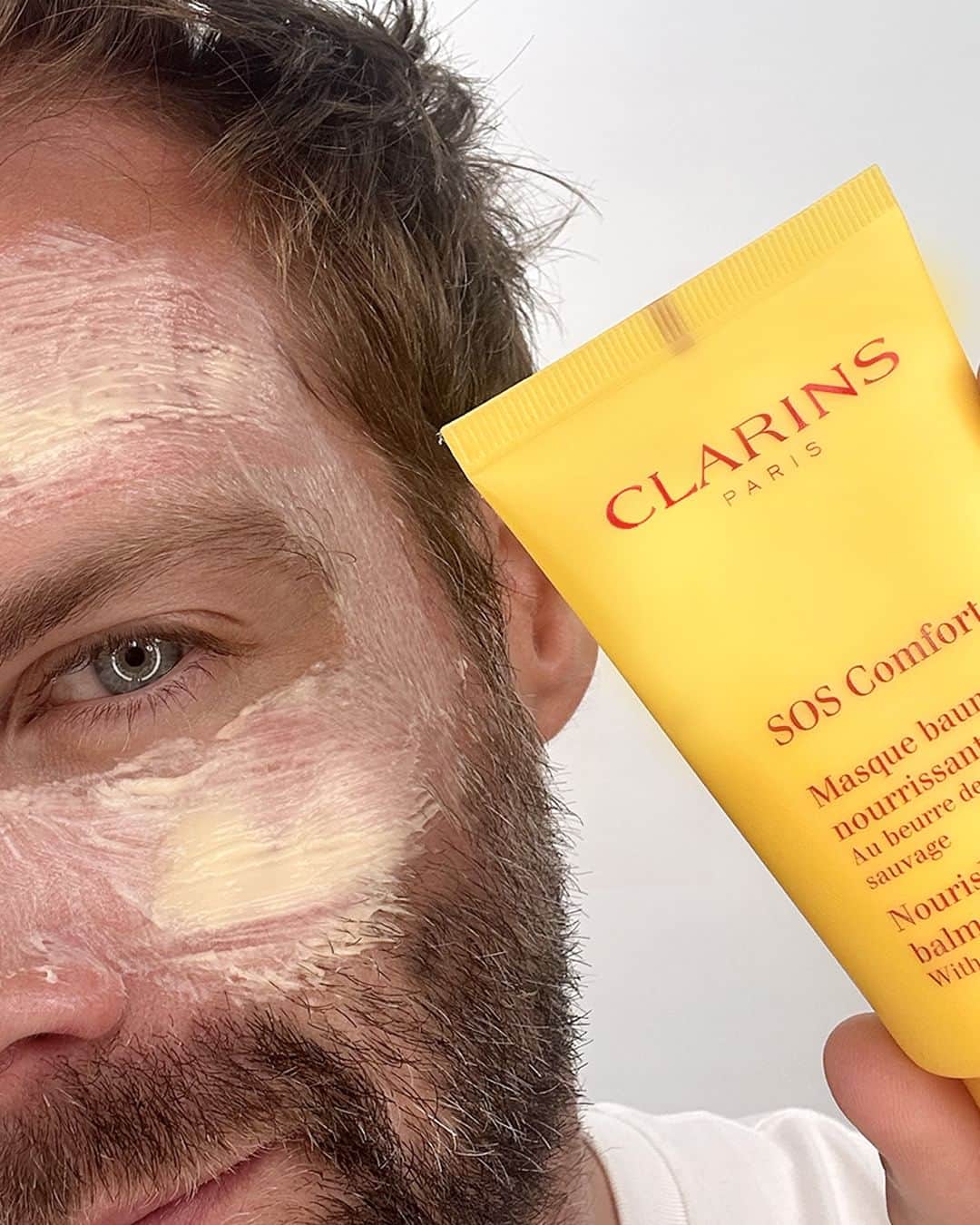 Clarins Canadaのインスタグラム：「Mask therapy! If you need instant skin results, reach for the dedicated Clarins face mask: ✨ SOS Comfort to soothe dry skin ✨ SOS Hydra to boost hydration ✨ SOS Pure to fight imperfections __________ Thérapie de masque ! Si vous avez besoin de résultats instantanés pour votre peau, optez pour les masques visage de Clarins : ✨ SOS Comfort pour apaiser la peau sèche ✨ SOS Hydra pour un boost d'hydratation  ✨ SOS Pure pour combattre les imperfections . . . #Clarins #FaceMask #Mask」