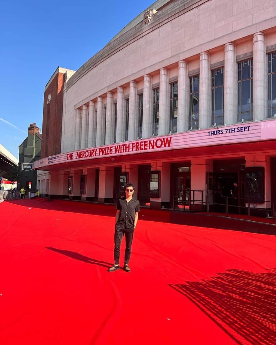 ジェイミー・カラムのインスタグラム：「Alone (for now!) on the red carpet and excited to be part of the @mercuryprize awards this evening」