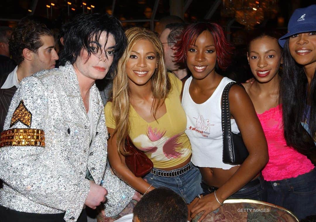 マイケル・ジャクソンのインスタグラム：「This week in 2001 - Michael Jackson with left to right - Beyoncé, Kelly Rowland, Solange, and Michelle Williams - at the taping of his 30th Anniversary Celebration in New York City.」