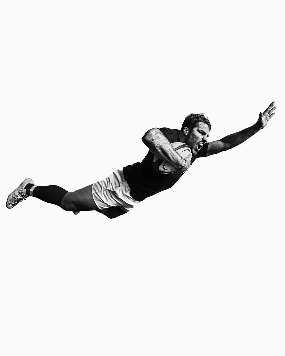のインスタグラム：「Commissioned by Apple. The magnificence of movement in French rugby. “I wanted to capture the raw power and speed of rugby in a way that felt beautiful.” #ShotoniPhone by Jacob S. @jacobsutton_studio  Additional software used.」