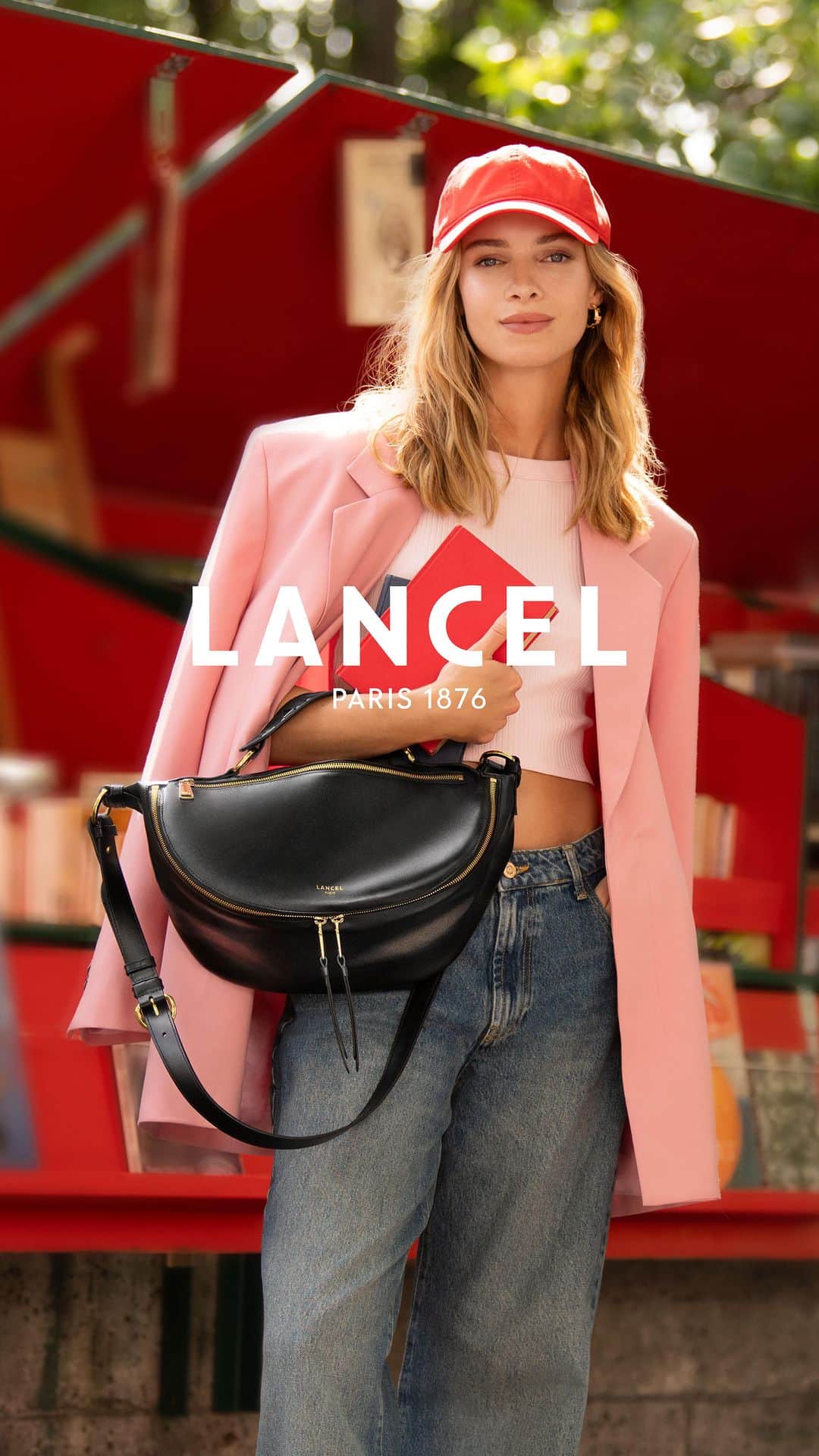 ランセルのインスタグラム：「A day in Paris   Origami – Smooth leather – Black   #LancelParis #FW23 #OrigamibyLancel #LancelTwist」