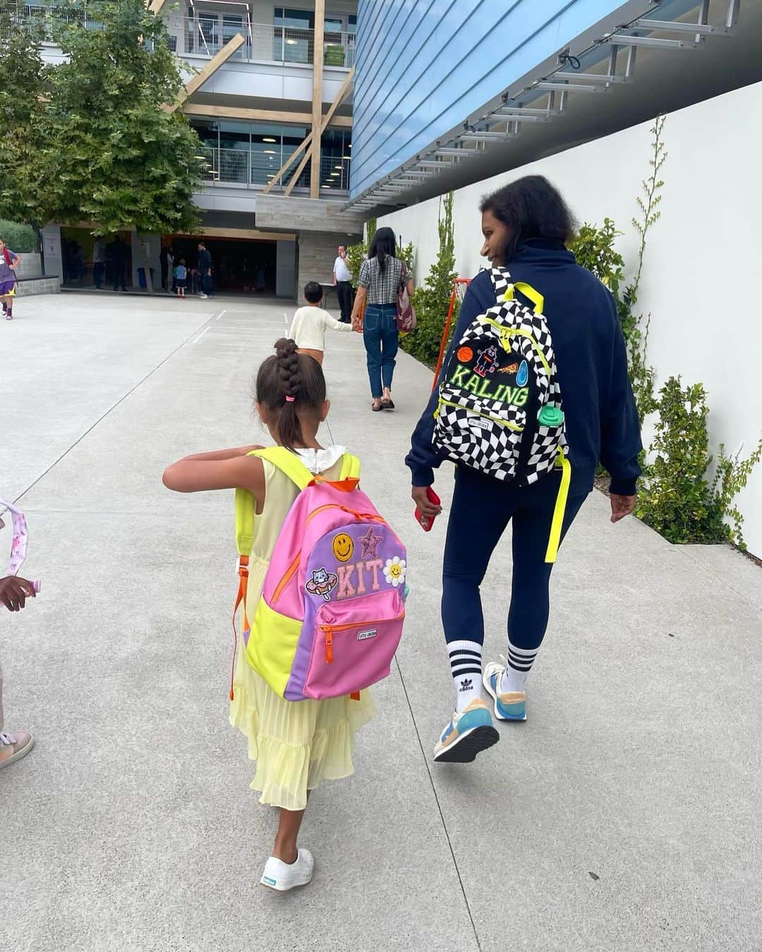 ミンディ・カリングのインスタグラム：「First day of kindergarten! How is she so big! (This is my son’s backpack not mine. But not mad at it, I love checker.)」