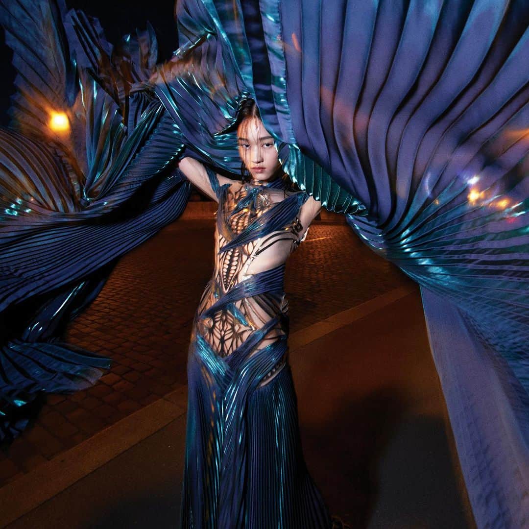 Iris Van Herpeのインスタグラム：「@Chlocloh sculpturally unfolds the ‘Seascape' gown ~ lensed mystically by @AhnJooyoung_  for @HarpersBazaarkorea  #irisvanherpen #hautecouture」