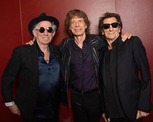 ロン・ウッドのインスタグラム：「💥💎"We're a London band", with Mick and Keith at the @hackneyempire!  RG @therollingstones Yesterday the Rolling Stones revealed their brand new studio album Hackney Diamonds will be out October 20 and is available to pre-order now! If you missed the live stream watch right now on the Stones YouTube! 💎  📸: Dave Hogan @hogieaaa__  @mickjagger @officialkeef @ronniewood  #therollingstones #rollingstones #hackneydiamonds」
