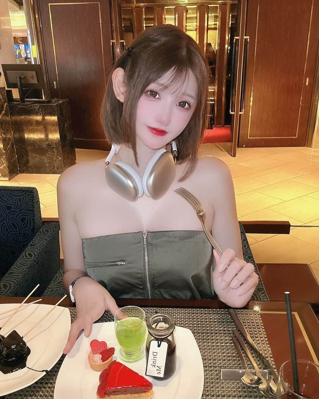 明日花リナのインスタグラム：「#hiltontokyo #dinner#airpodsmax apple#headphones#music#tokyo#graff #harrywinston#helmets #ヘッドホン#エアーポッズマックス#グラフ#ハリーウィンストン」