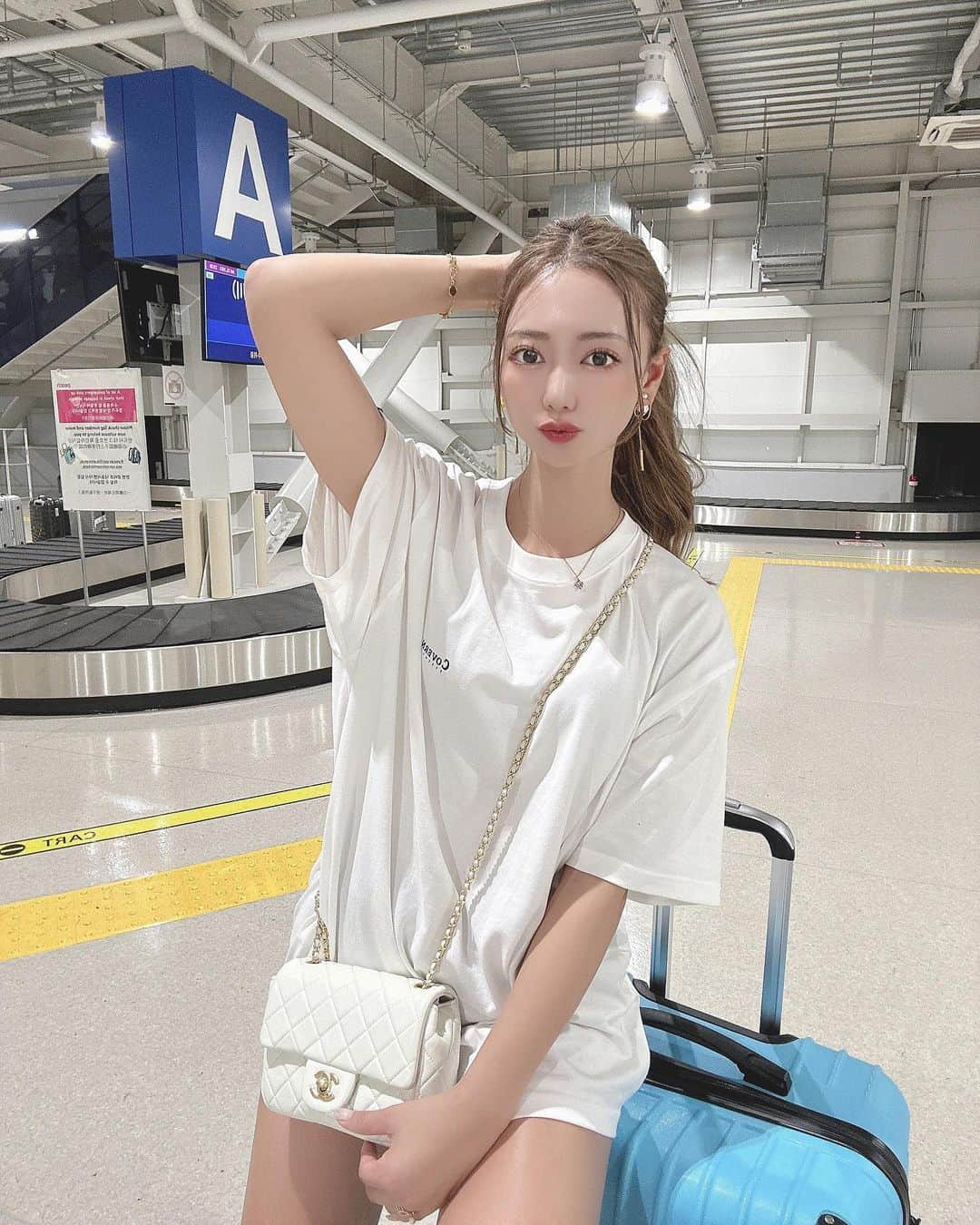 yuukachiさんのインスタグラム写真 - (yuukachiInstagram)「✈️🥚☁🫧  이번달도 다음달도 여행갈 예정이어서 기대된다！ 今月も来月も旅行行く予定沢山で楽しみっ♡♡  空港コーデはいつも楽ちんな格好で◎ (この写真はグクが着てたTシャツ お揃いで韓国行ってきた時の🇰🇷///)  #空港コーデ#関西空港#関空#旅行コーデ #韓国旅行#旅行コーデ#ジョングク着用tシャツ」9月8日 1時04分 - yuuka_stagram